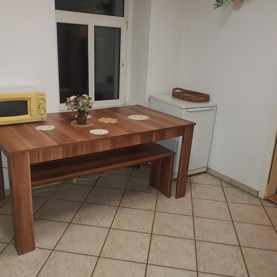Ferienwohnung Wettin Am Petersbrunnen エクステリア 写真